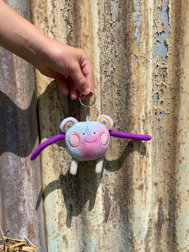 The Hug Keyring is the perfect little friend for children to take everywhere. Attach him to your bag or pop him in your pocket. Keyring Hug is the smallest in the Hug family but he still brings the same reminder that your child is brave, clever and amazing. 